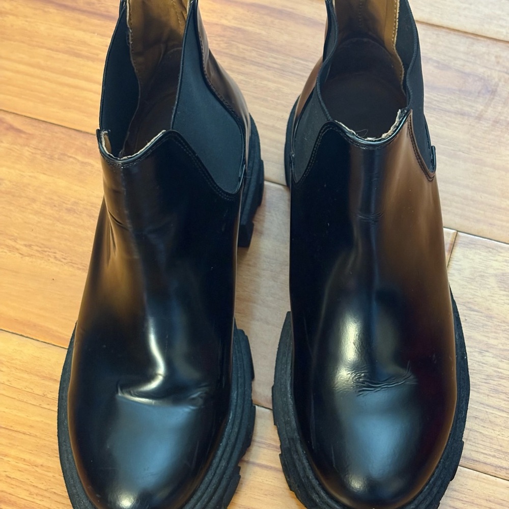 URBN chelsea Black Leather Ankle Boots